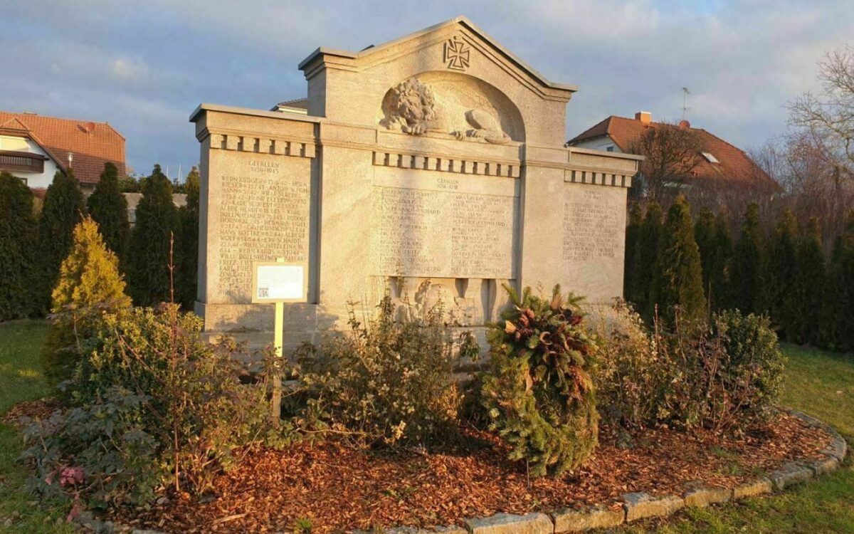 Das Kriegerdenkmal in Geroldshausen mit der Nennung Eduard Wirths Das Kriegerdenkmal in Geroldshausen mit der Nennung Eduard Wirths